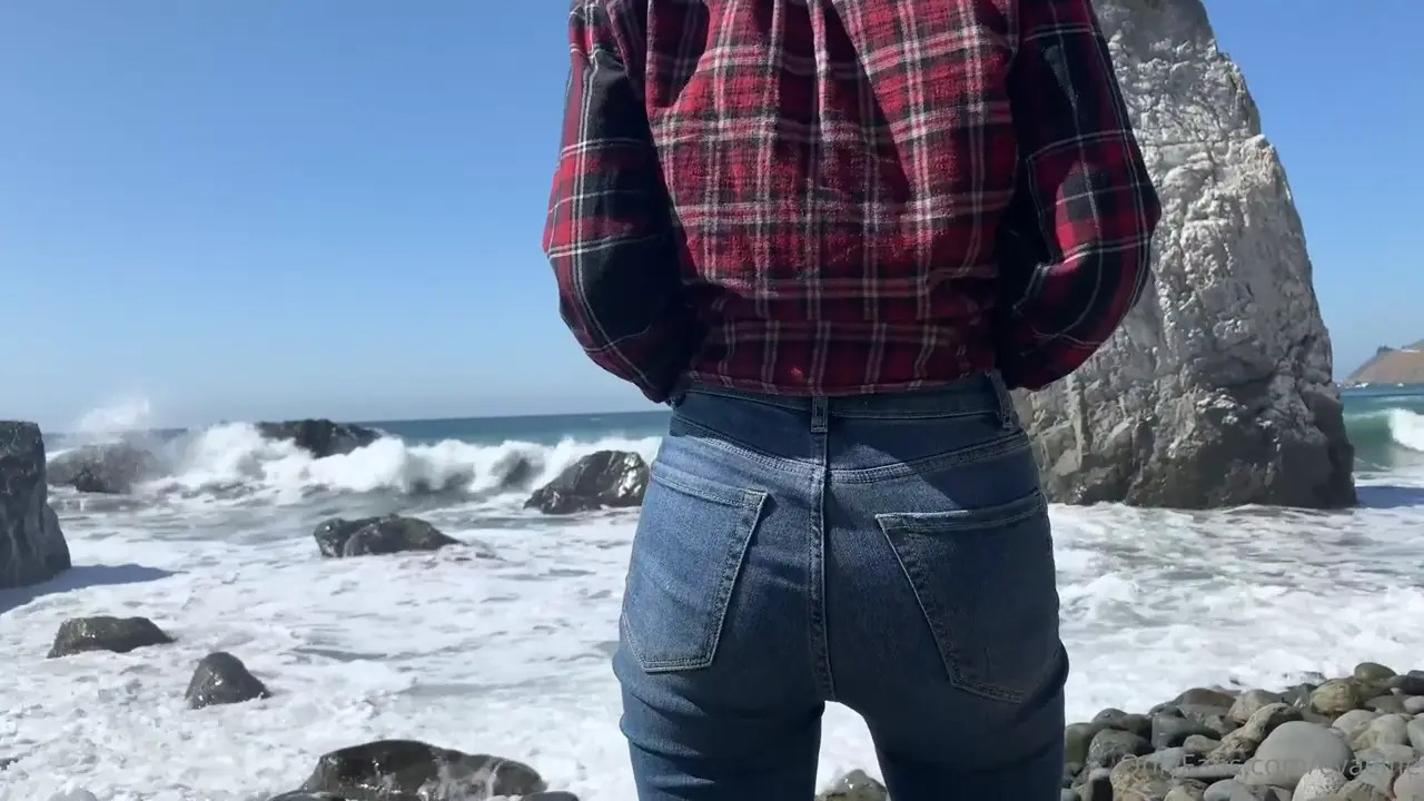 Eva Elfie Has Sex While On A Vacation