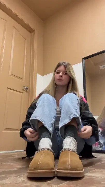 Madsfeet Sniffs And Licks Her Bare Toes