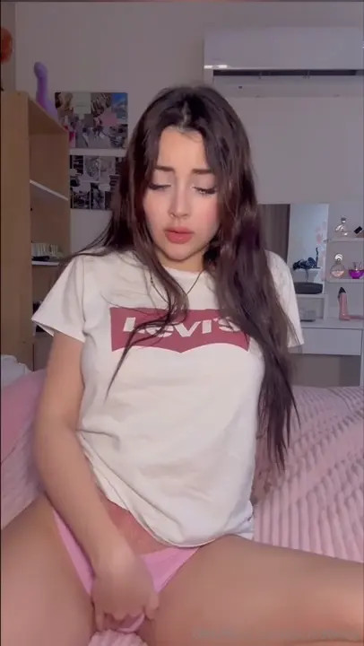 Luciaababy Stretches Her Asshole With Dildo