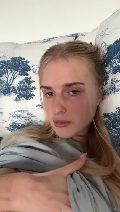 Sophi South's Close-Up Pussy Play
