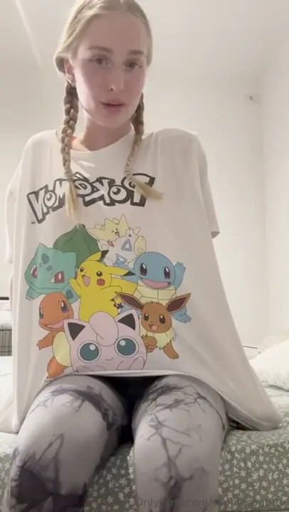 Sophi South Pumps A Dildo Into Her Pussy