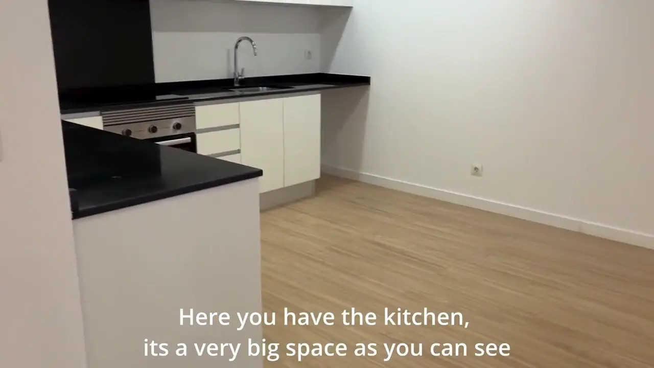 Sarah Roomie Offers A BJ To Close The Deal