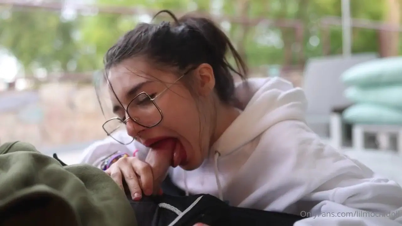 Lilmochidoll Gives A Risky Blowjob In Public