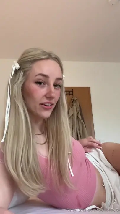 Bellaraee Masturbates While Giving JOI