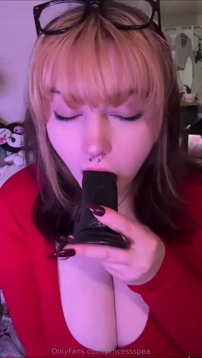 PrncesssPea Sucks And Salivates Over A Dildo - ePornLeak