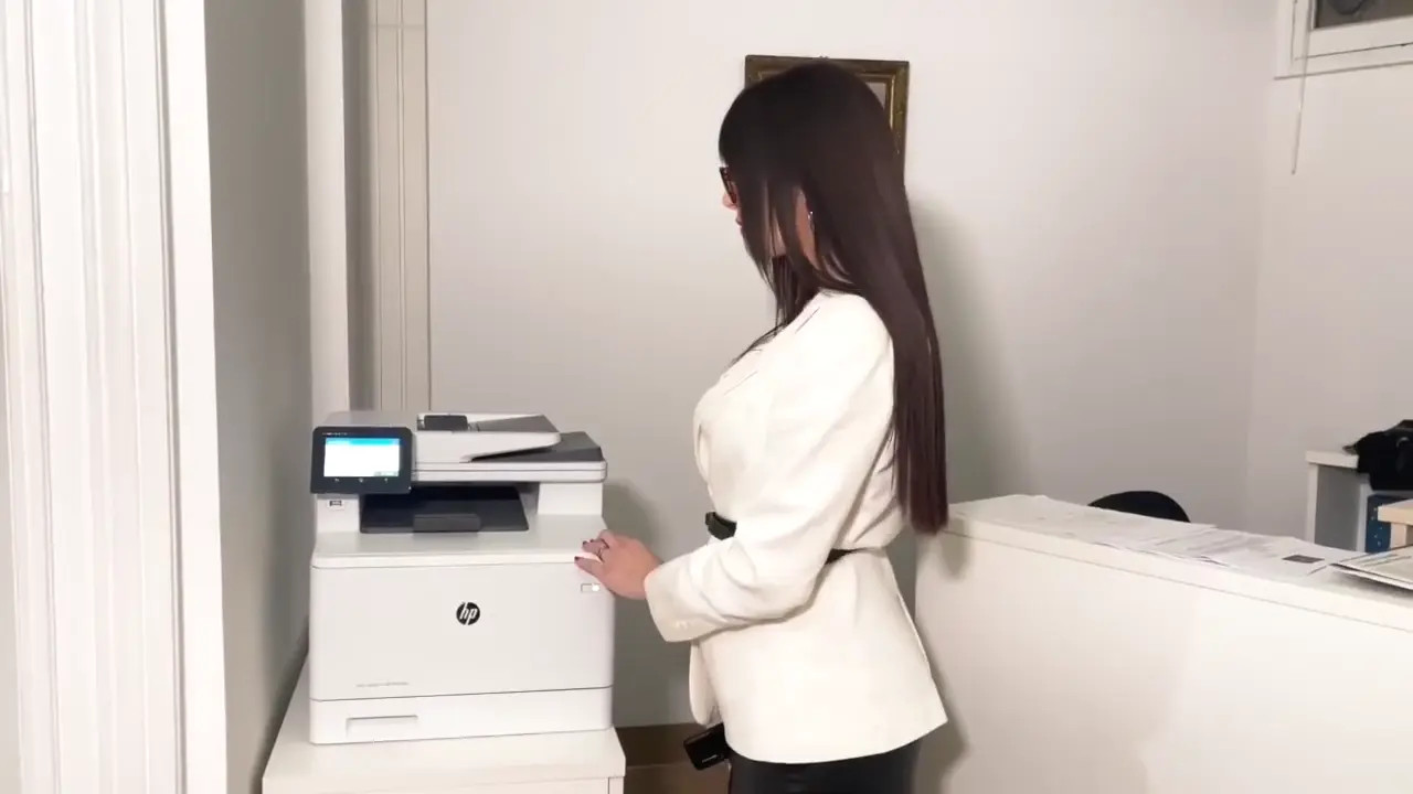 AlysaNylon Orders Her Coworker To Fuck Her
