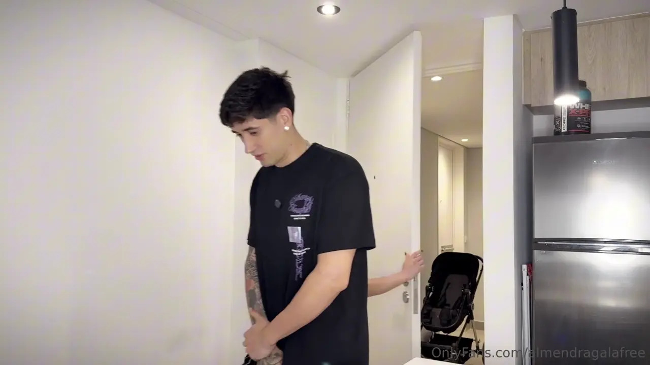 Almendragala Takes A Pounding On The Couch - ePornLeak