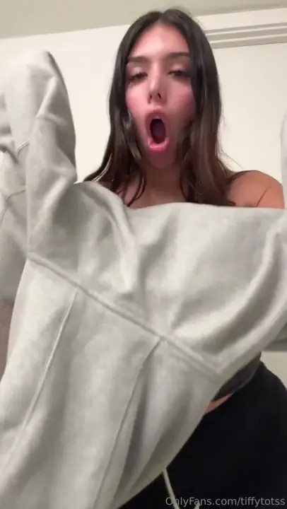 Tiffytotss Teases Her Curvy Body