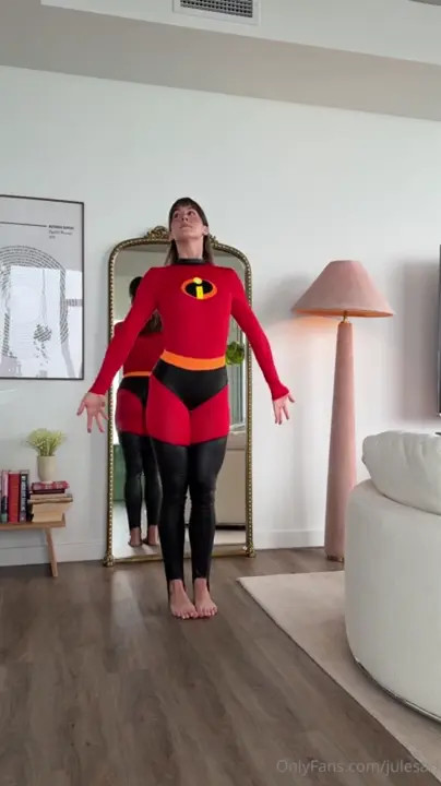 Jules Ari Masturbates Her Pussy As Elasti Girl