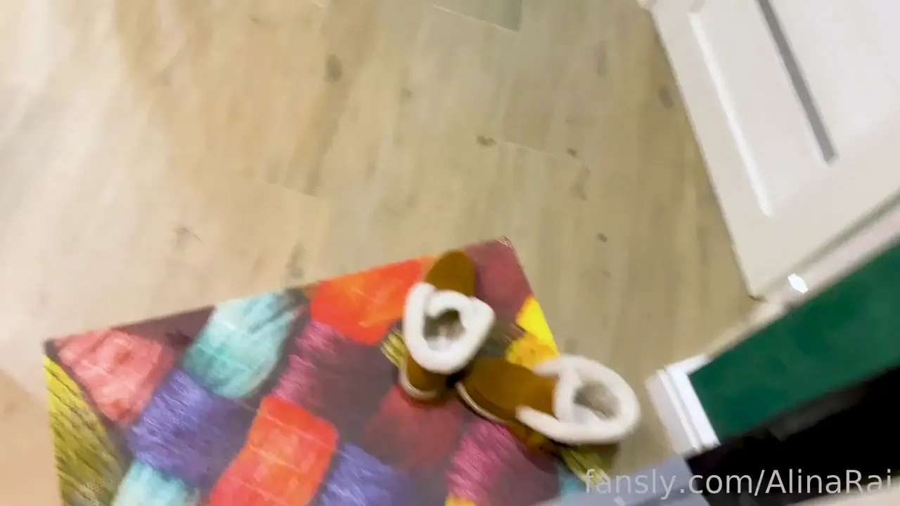 Alinarai Gives Head On The Couch
