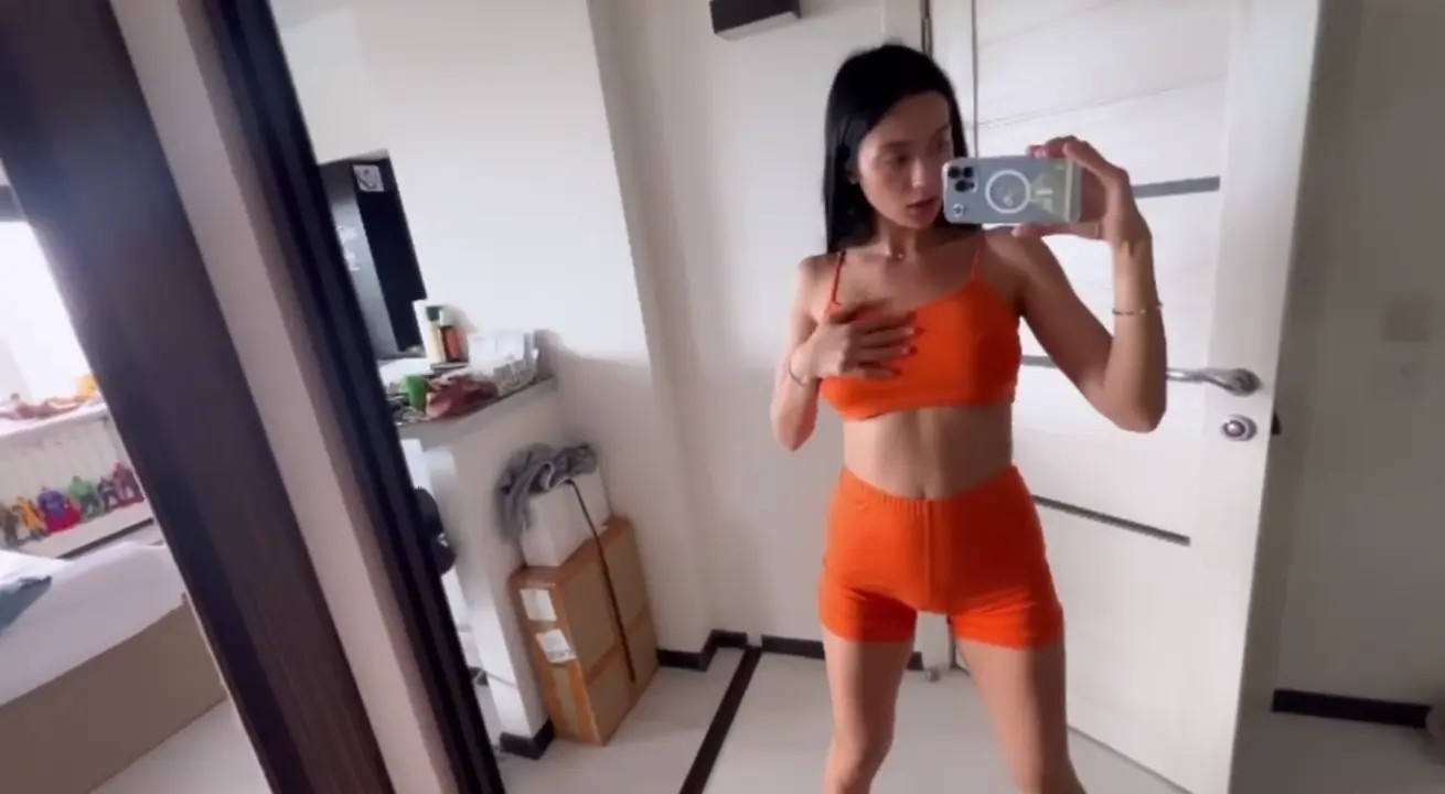 Yoonaleecake Films Herself Using A Dildo