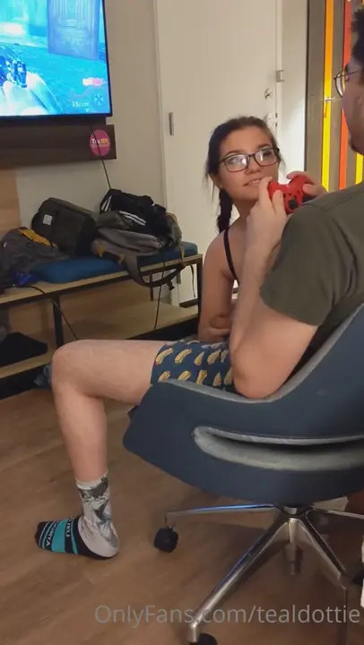 TealDottie Sucks Her Boyfriend While Playing