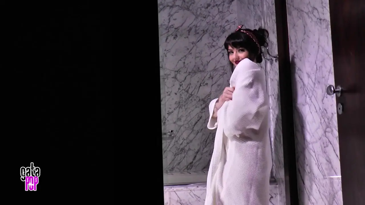 Jessica Beppler’s Nude Bubble Bath Tease