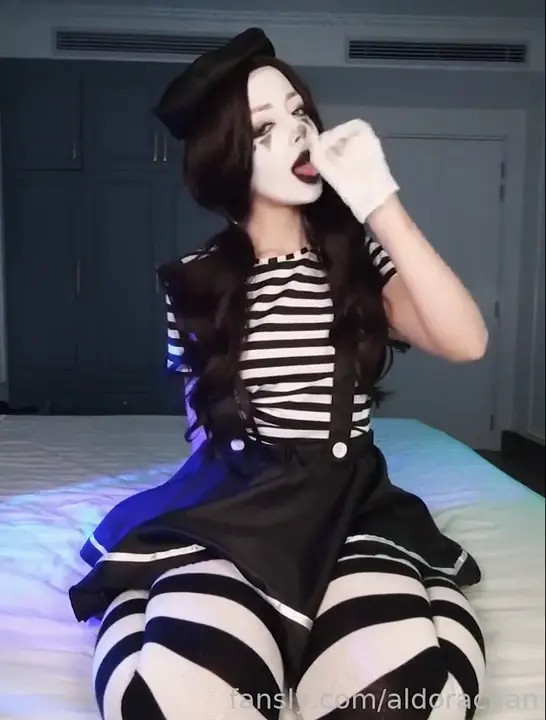Youraldora Toys Her Asshole As The Mime