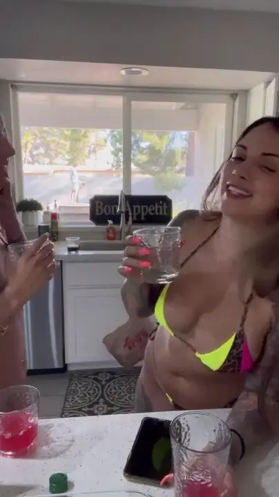 Giuliana Cabrazia & Thechantal Share A Cock By The Pool