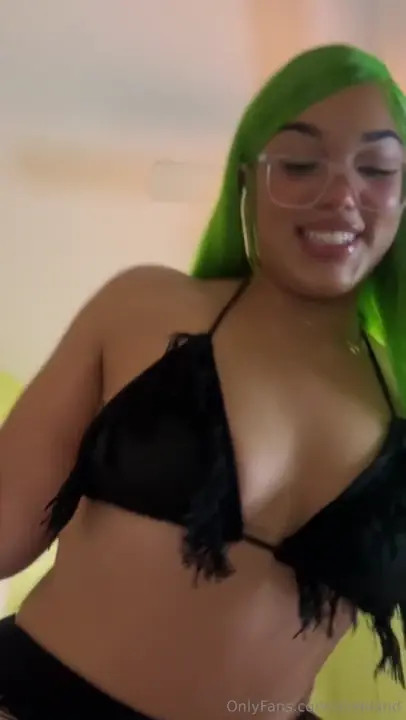Gem Jewels Gives A Sloppy Blowjob To Baby Alien