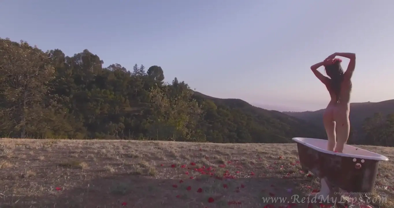 Riley Reid Masturbates In Her Outdoor Bathtub - ePornLeak