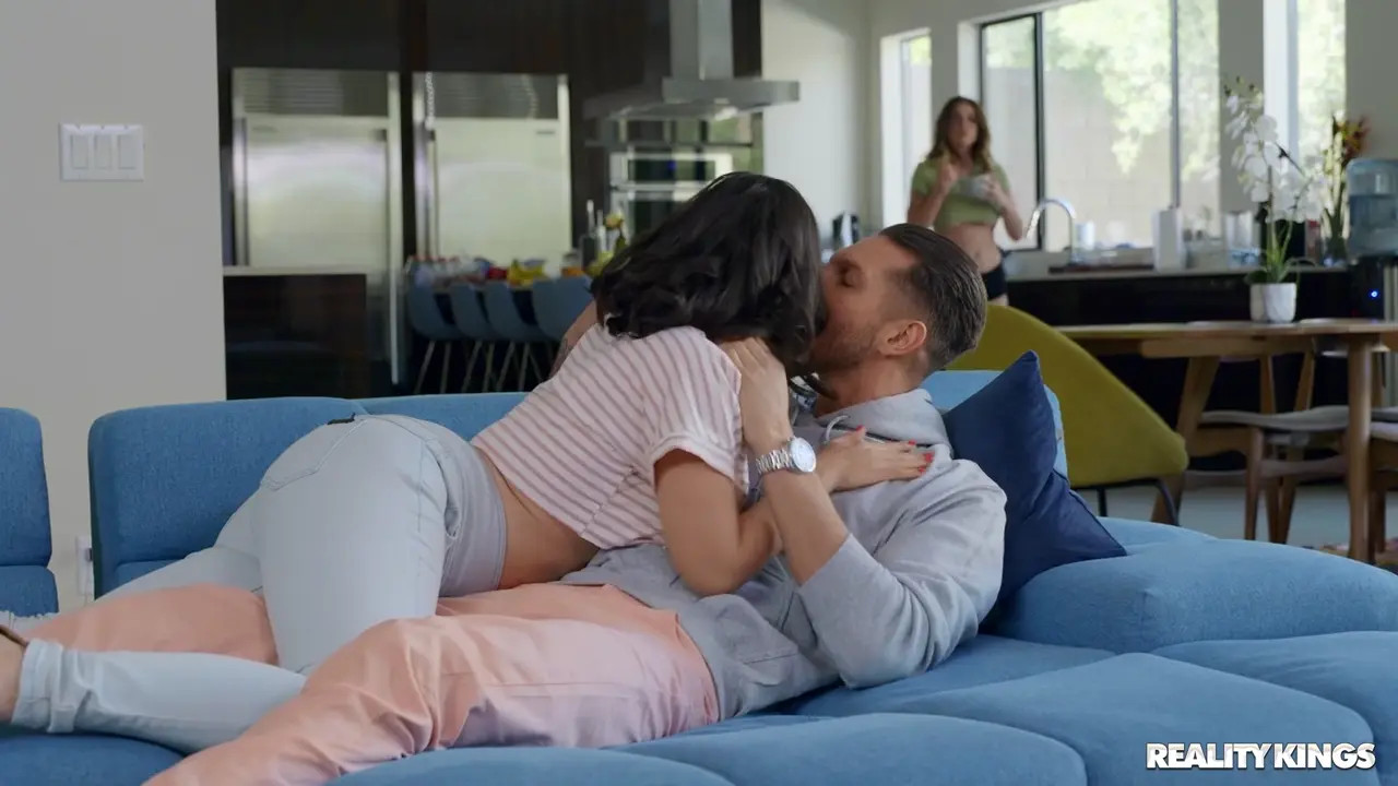 Gabbie Carter Tempts & Fucks Lasirena69's BF
