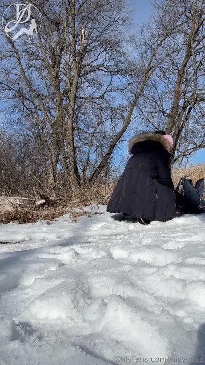Juicydubz Plays And Squirts In The Snow