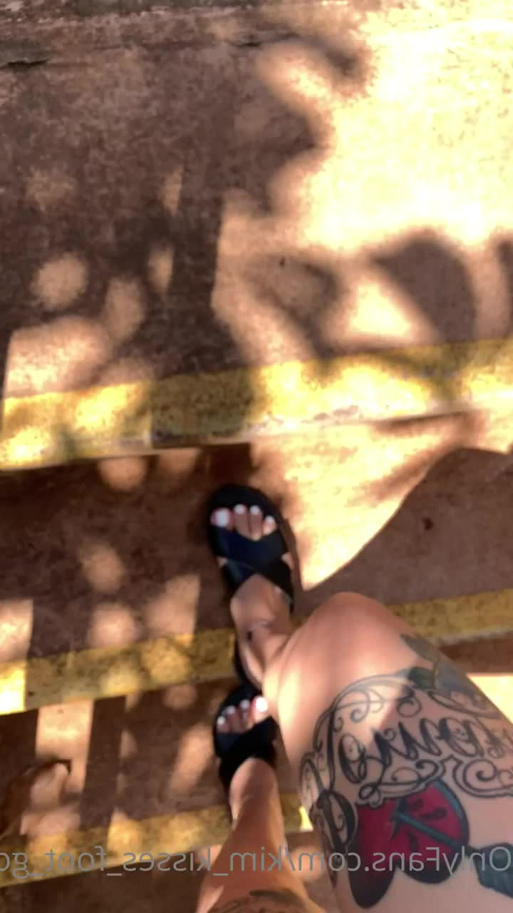 💋Kim Kisses💋 [ kim_kisses_foot_goddess ] - Just woke up  wbu