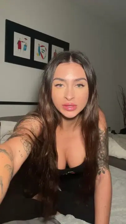 FairyySexxyy Flaunts Curves And Sucks A Dildo - ePornLeak