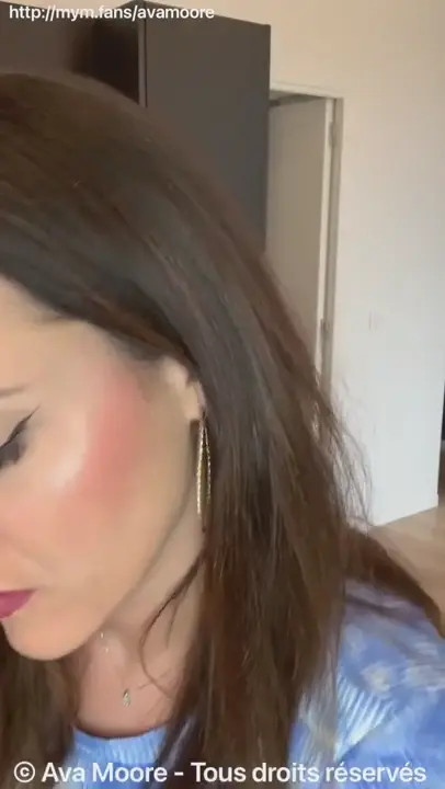 AvaMooreX Penetrates Her Ass With A Cucumber