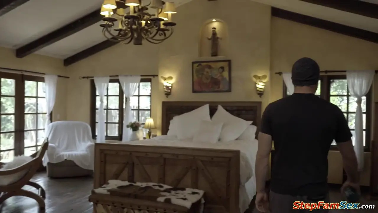 Busty MILF LilyLaneXXX Gets Her Ass Pounded