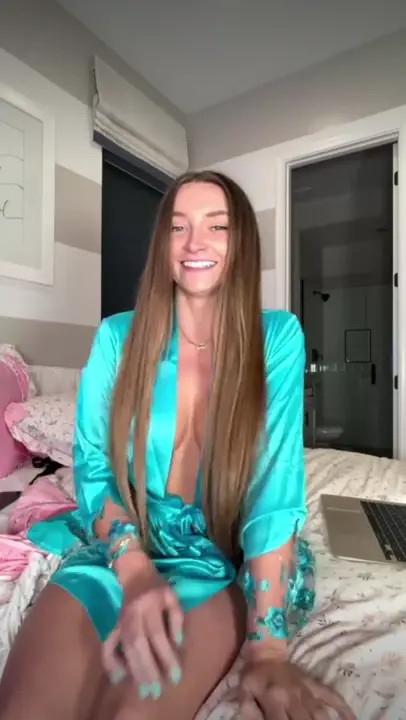 Skylar Mae Masturbates During Her Live Stream