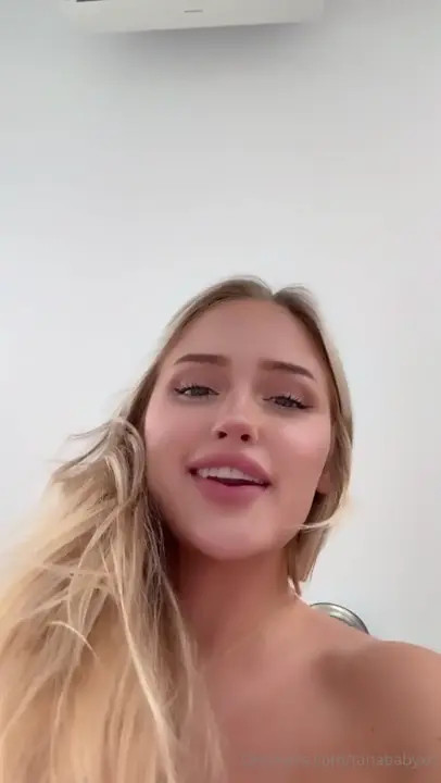 TanaBabyXO Rubs Her Cunt In Close Up POV