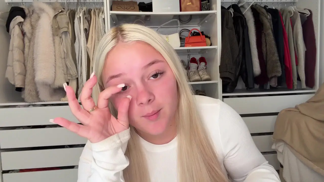 Brooke Marsden Tries On Her New Lingeries