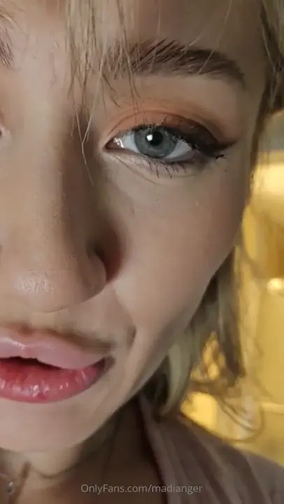 Madi Anger Buzzes Her Lusty Pussy - ePornLeak