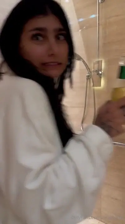 Topless Mia Khalifa’s Seductive Morning Routine