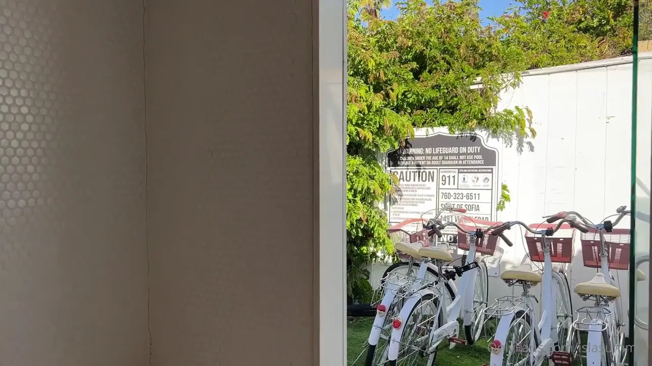 Isla Summer Gets Horny In A Public Sauna - ePornLeak