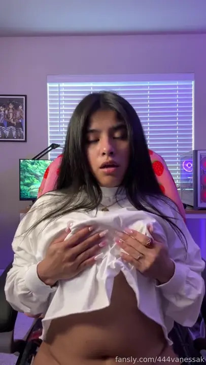 Vanessak2002 Uses A Vibrator On Her Pussy