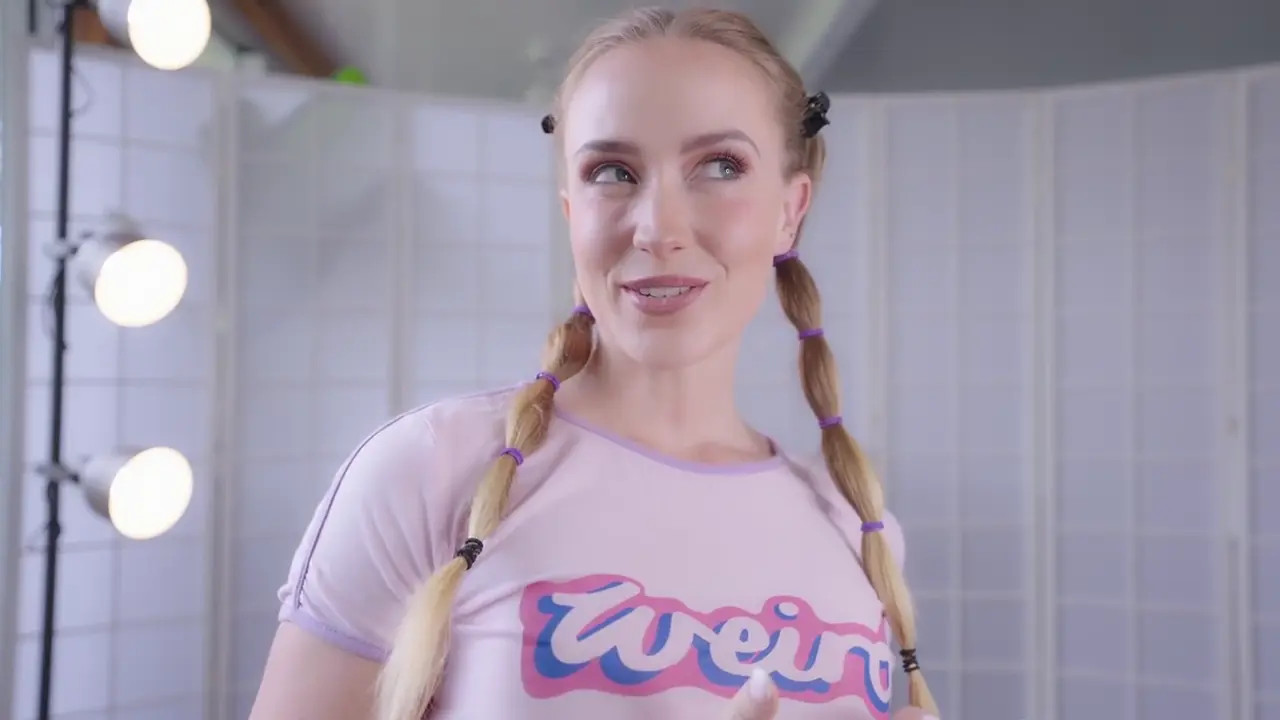 Thick ScarletChase Shows Off Her Sexy Bikinis - ePornLeak