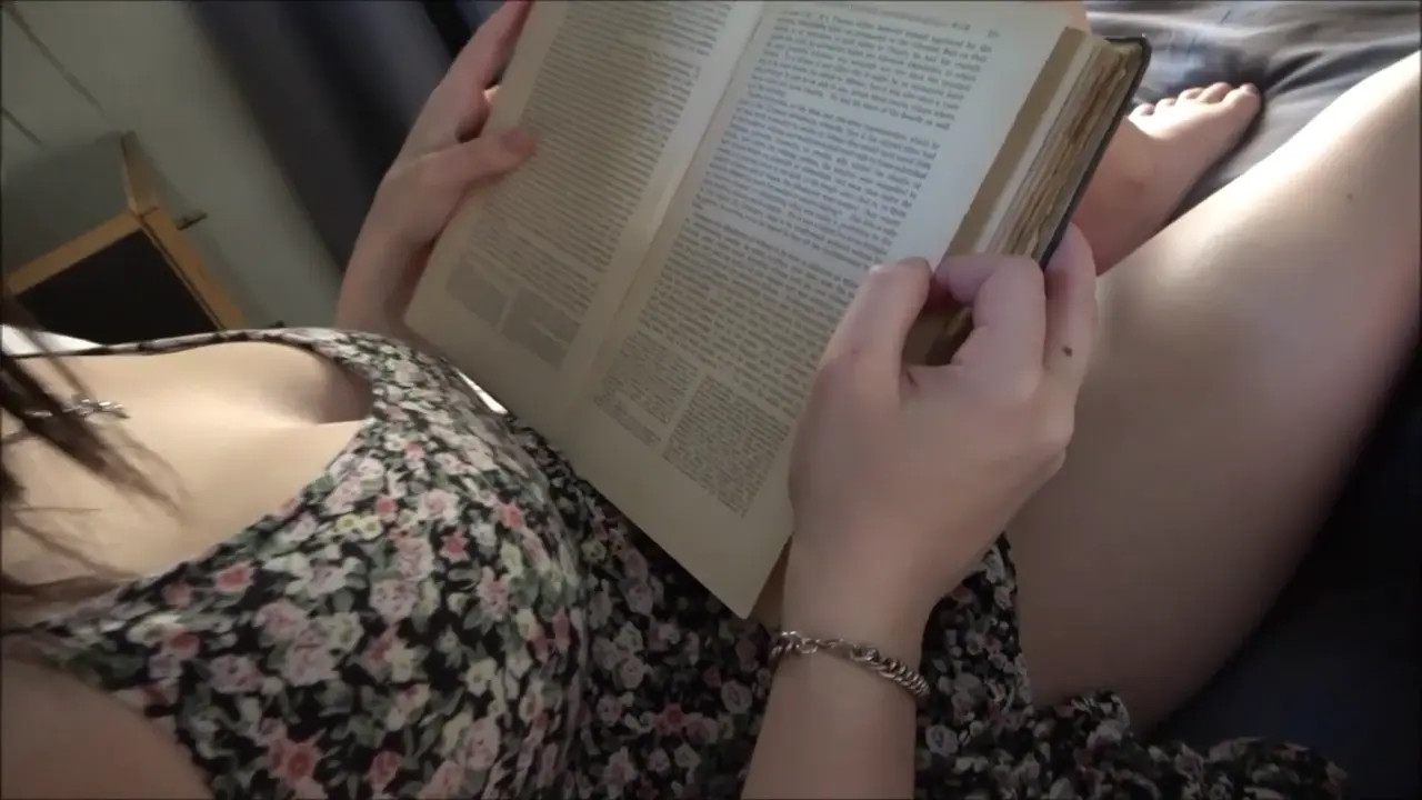 Gracie Gates Takes On A Cock While Studying - ePornLeak