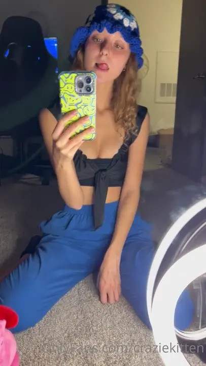 Crazie Kitten Stretches Her Cunt With A Dildo