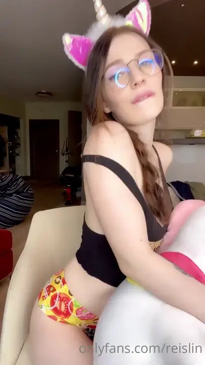 Reislin Licks Her Fingers While Masturbating