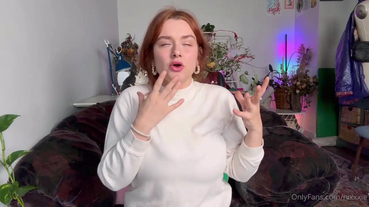 Nixxxie Pumps Her Pussy And Gets It Wet