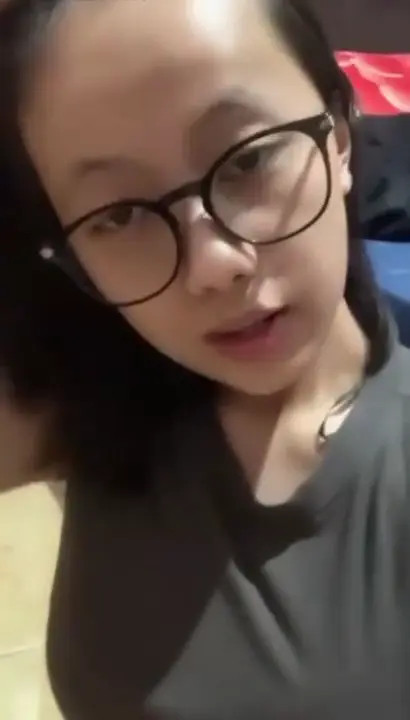 Yeuwuy Masturbates Her Pussy On The Floor