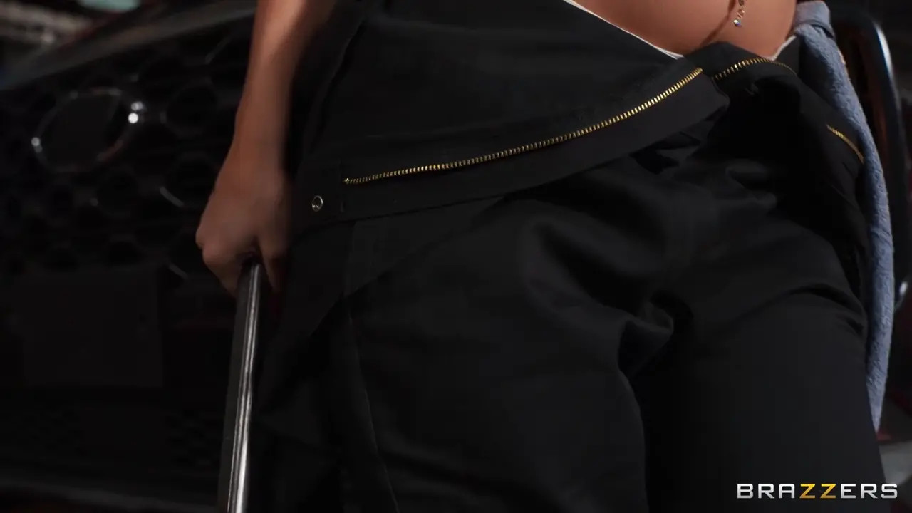 Angel Young Inspects Her Customer's BBC