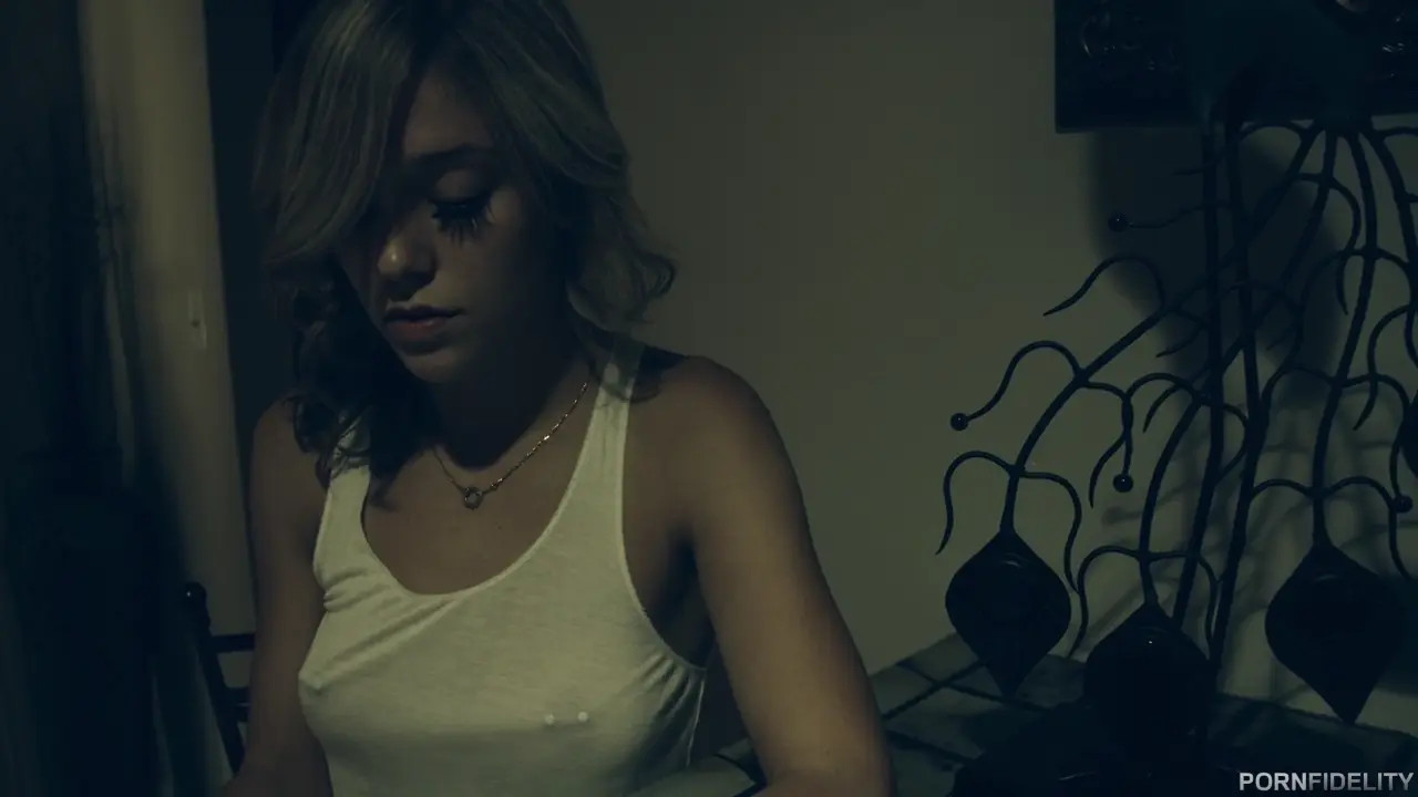 Kali Roses Gets Her Pussy Milked From Railing