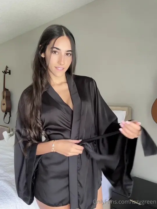 Izzy Green Can't Stop Pleasuring Herself - ePornLeak