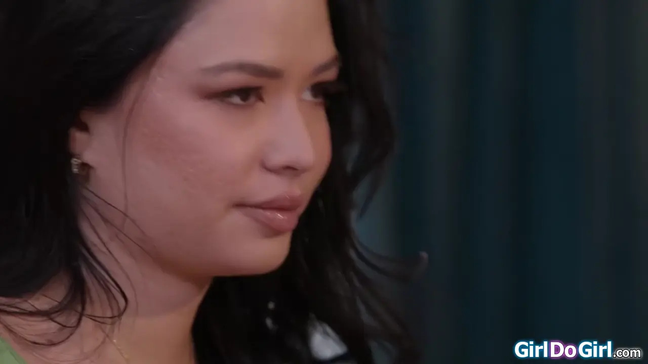 House Cleaners Scarlettalexxxis And Lucy Lotus Enjoy A Dildo Break - ePornLeak