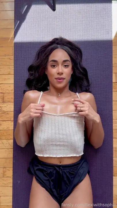 FlexiWithSophie Plugs Her Ass & Fills Her Cunt