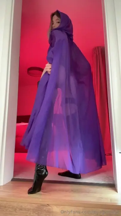 Leya Gornaya's Raven Plays With Her Pussy Up Close