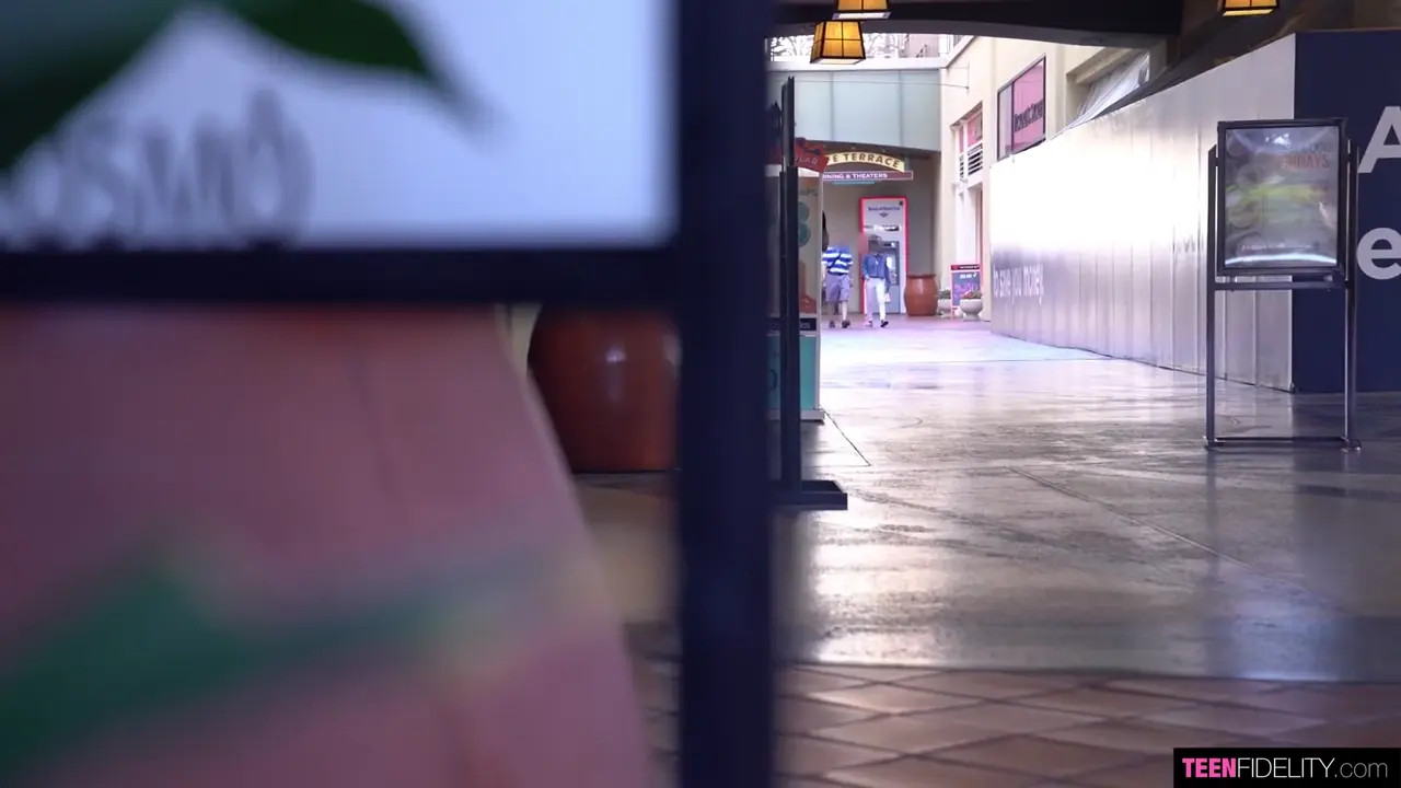 Fangirl Isabel Moon Gets Nutted At The Hotel - ePornLeak