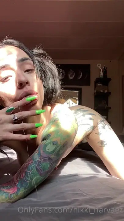 Nikki_Narvaez Squirts From Masturbating