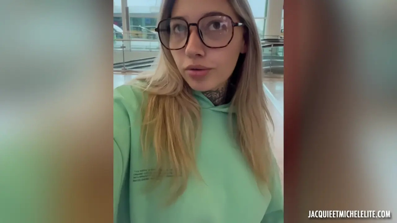 HaileyQueen_X Takes Anal On A Kitchen Table - ePornLeak