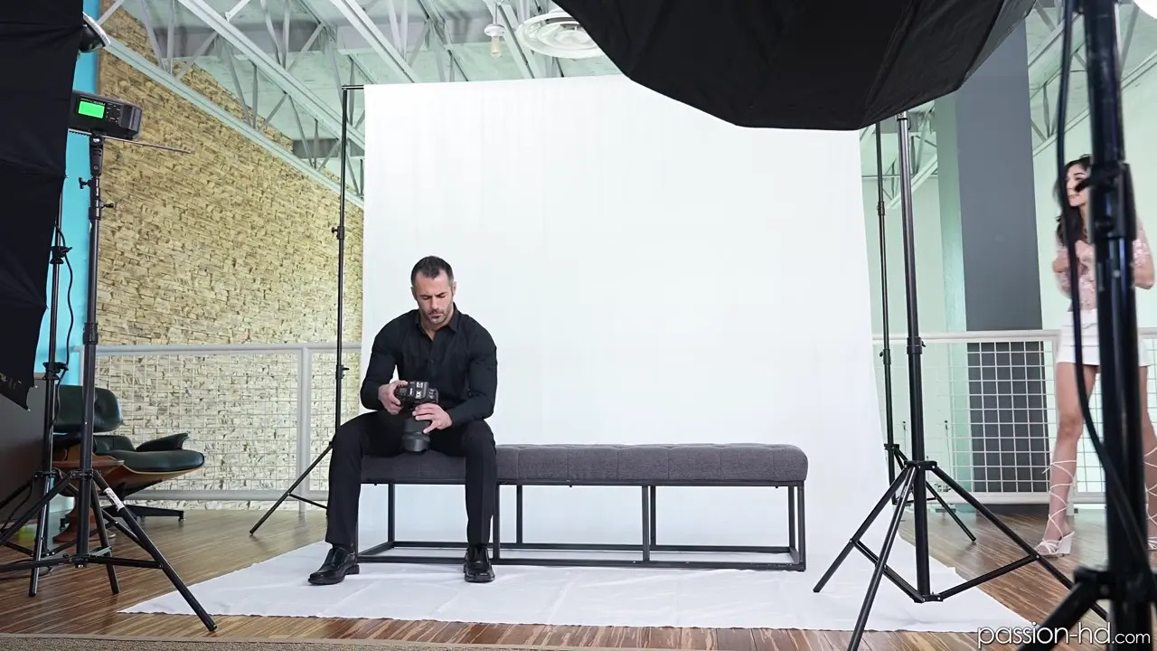 ReinaRaexxx Gets Fucked By The Photographer